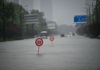 鄭州市民朋友們，暴雨期間請注意留意警示標志牌！